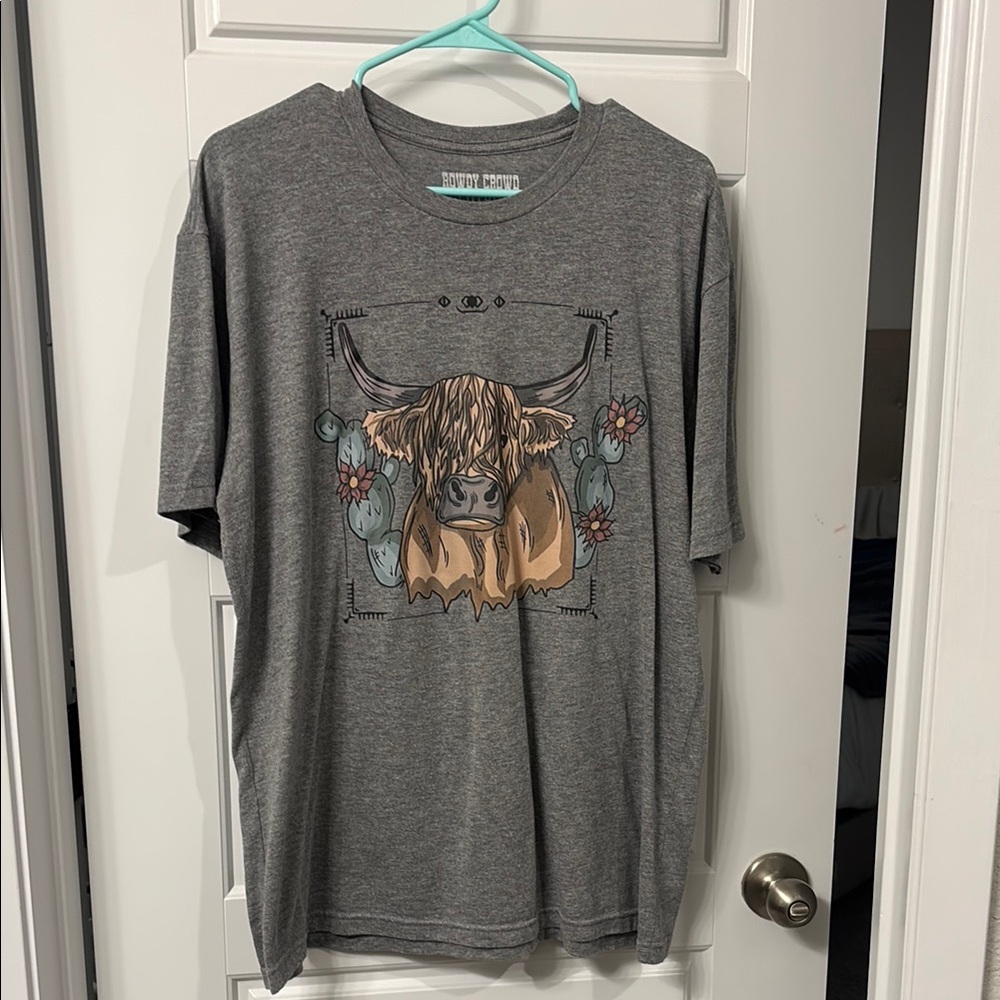 Rowdy Crowd Brand Gray Graphic Tee with Highland Cow Design